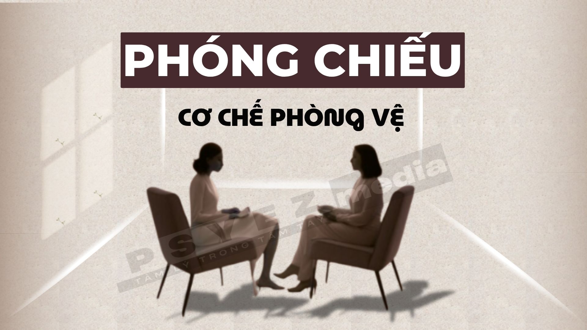 Hình ảnh hai người phụ nữ ngồi đối diện nhau trên ghế, phía trên có chữ 'PHÓNG CHIẾU' và 'CƠ CHẾ PHÒNG VỆ', minh họa khái niệm phóng chiếu như một cơ chế bảo vệ tâm lý.